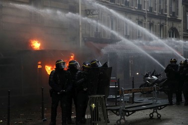 A fost nevoie de intervenția pompierilor pentru stingerea incendiilor de la Paris FOTO: EPA