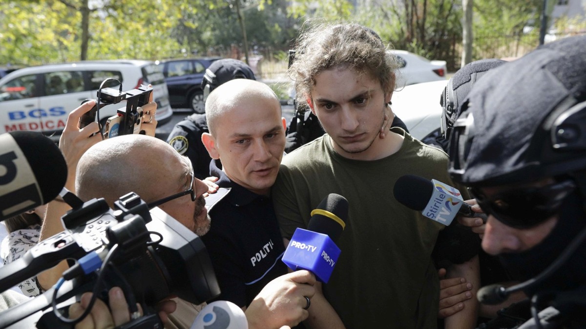 Vlad Pascu, adus la instanță de polițiști și flancat de jurnaliști