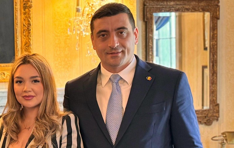 Ținuta purtată de Ilinca, soția candidatului George Simion, în ziua alegerilor prezidențiale 2025, turul 2. A atras atenția tuturor