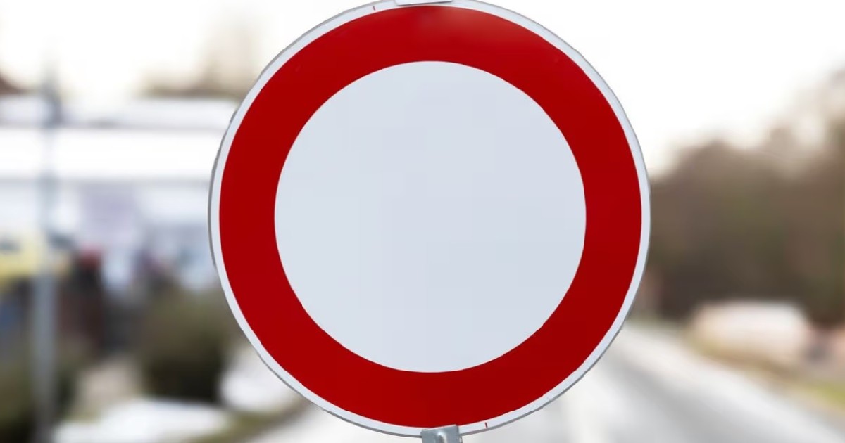 Cercul cu margini roșii, semnul rutier care interzice accesul vehiculelor