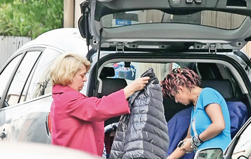 Foto exclusiv | Ana Maria Prodan şi-a deschis butic în portbagaj?