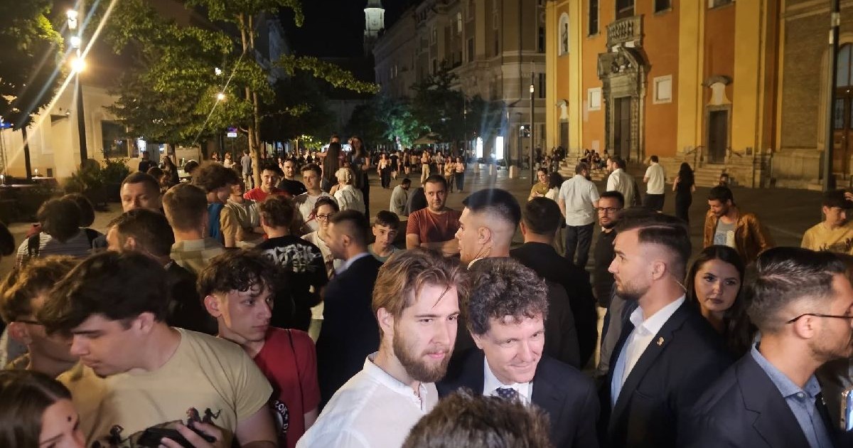 Președintele Nicușor Dan e în mijlocul unui grup de tineri, pe o stradă din Cluj