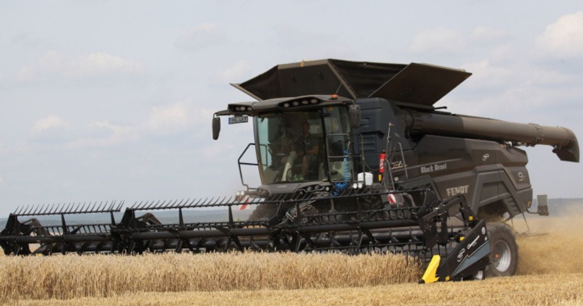 combină agricolgă neagră Fendt, pe o plantație de grâu