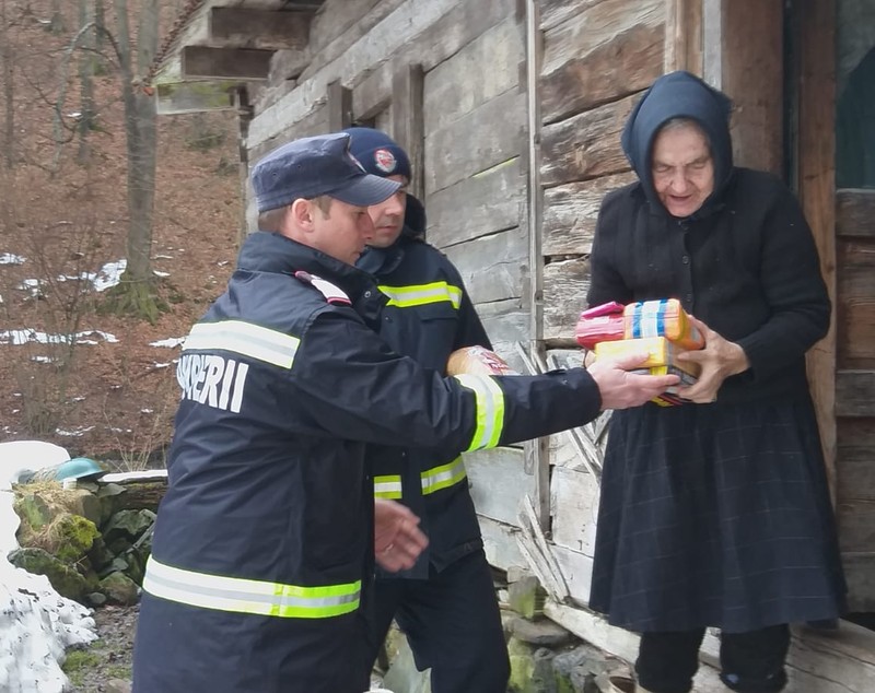 Ajutor nesperat pentru bătrânii din satele risipite din Munții Apuseni. Pompierii le-au adus în ranițe mâncare și apă / FOTO
