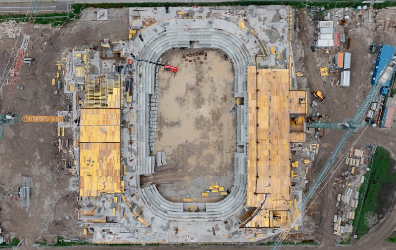 Lucrările la noul patinoar artificial din Sfântu Gheorghe trec de primul etaj: „Pare un puzzle uriaș din beton”