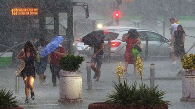 Ploi torențiale, grindină și vijelii: cinci județe sunt sub cod portocaliu și 20 de județe sunt vizate de avertizări meteo ANM de cod galben