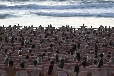 Aproximativ 2.500 de oameni s-au dezbrăcat pe plaja Bondi din Sydney, Australia. Foto Profimedia