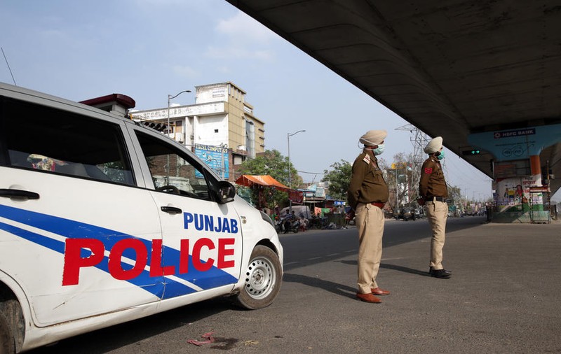 Pedeapsă neobișnuită în India. Zece turiști au fost pedepsiţi să scrie de 500 de ori că îşi cer scuze pentru încălcarea restricţiilor