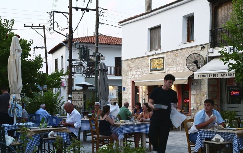 În destinații celebre din Grecia, restaurantele, terasele și barurile sunt pline de turiști străini pe timpul verii, dar activitatea economică paralizează aproape complet odată cu venirea iernii. Foto: Getty Images