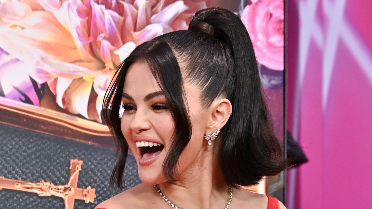 Selena Gomez a strălucit pe covorul roșu