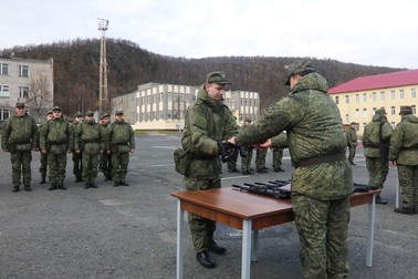 Rezerviștii primesc arme de foc într-o ceremonie la o bază militară din regiunea Murmansk, 12 octombrie 2022 | Foto: Profimedia