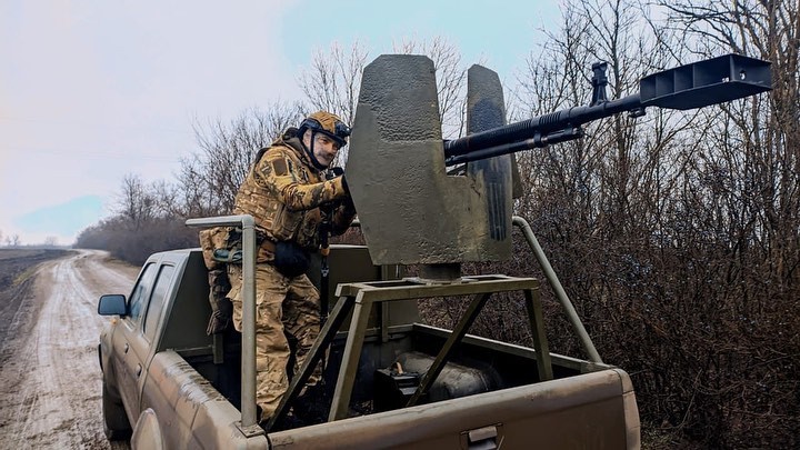 Camionetele sunt echipate cu mitraliere puternice și alte arme. Foto: Facebook / car4ukraine