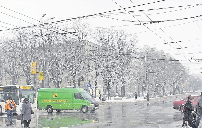 Soţia unui bărbat lovit de autobuz pe trotuar:«L-a zburat de lângă mine»