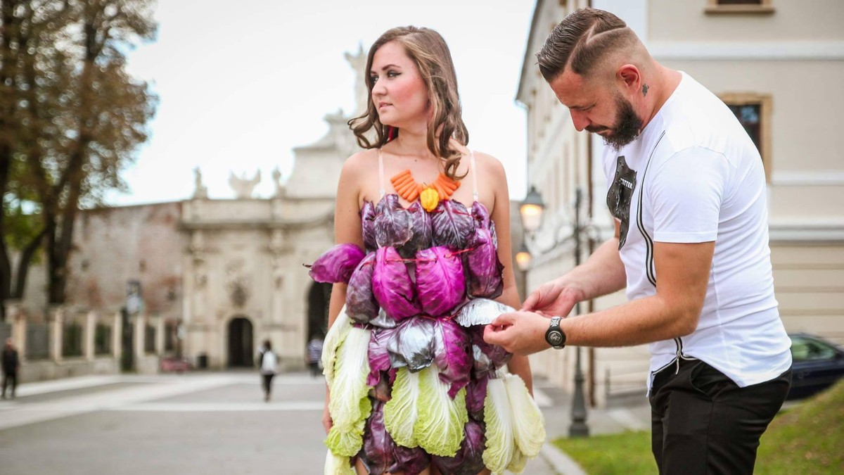 Un bucătar din Alba Iulia face haine din produse alimentare