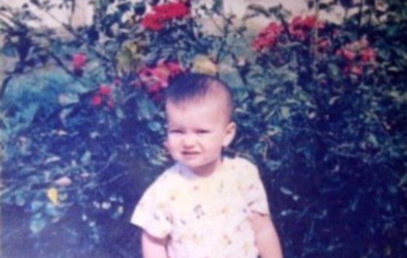 Aşa arăta când era mică CEA MAI DE SUCCES ARTISTĂ DE LA NOI! Ghiceşti cine e? | FOTO