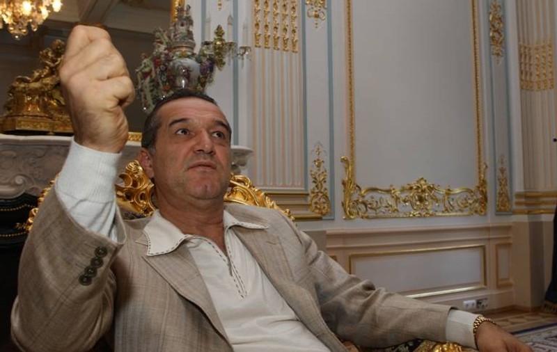 Gigi Becali a băut şampanie cu jucătorii