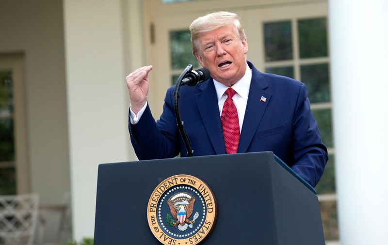 În ziua cu cele mai multe decese în SUA, Trump anunță că vârful epidemiei a fost atins și că unele state pregătesc ridicarea restricțiilor