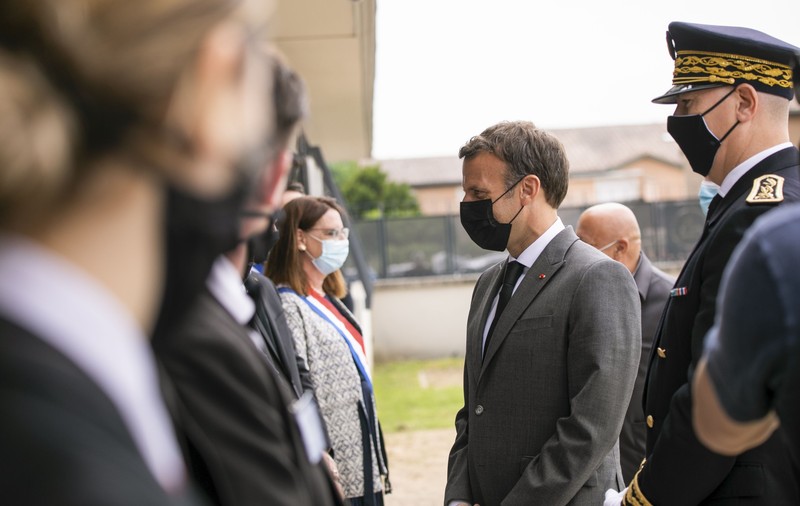 VIDEO | Președintele Emmanuel Macron, lovit peste față de un bărbat cu care a vrut să dea mâna