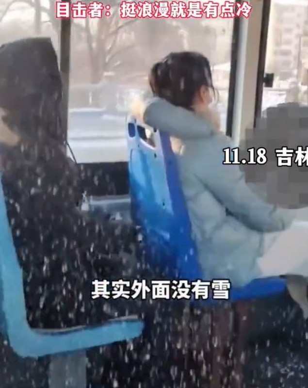 Imagini dintr-un autobuz în care ninge, în China. Autorități: „Era un pic cam vechi”. Călător: „A fost rece, dar destul de romantic”