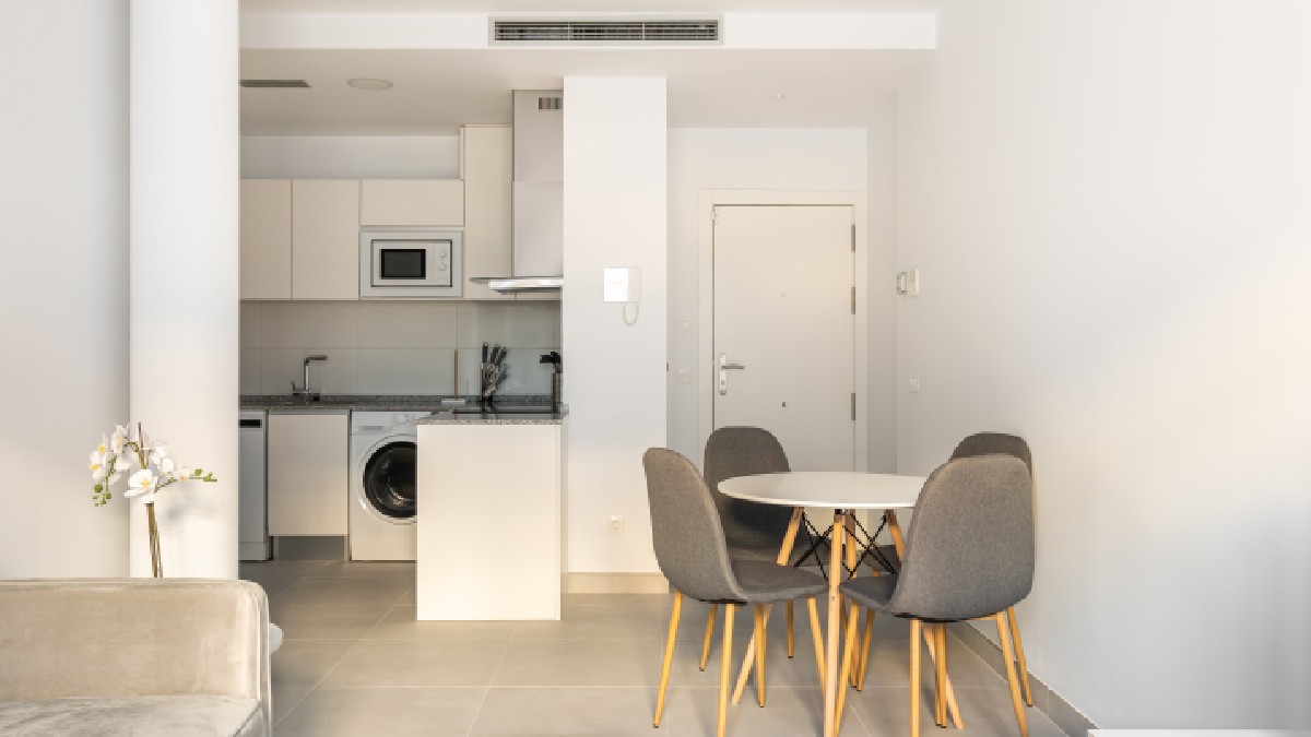 Apartament studio luminos, cu bucătărie combinată și living cu canapea, măsuță de cafea, masă și scaune