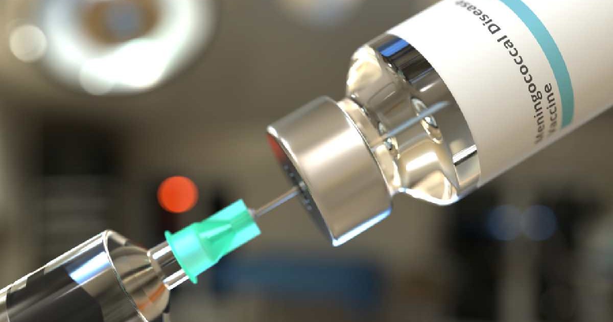 Seringă și o sticlă medicală cu vaccin împotriva bolii meningococice