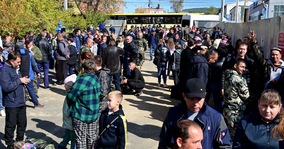 Mai mulți bărbați recrutați pentru serviciul militar în timpul mobilizării parțiale așteaptă în afara unui comisariat militar din regiunea Chita, regiunea Zabaikalsky Krai, Rusia. Foto: Hepta