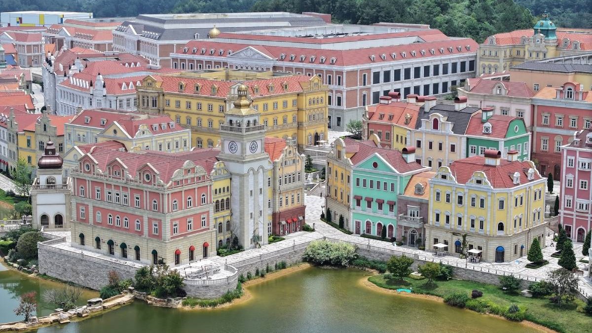 O fotografie realizată cu o dronă pe 29 august 2024 prezintă centrul de date Huawei Cloud din Noua Zona Gui'an, provincia Guizhou din sud-vestul Chinei. Adesea supranumită centrul big-data al Chinei, provincia muntoasă Guizhou este prima zonă pilot națională cuprinzătoare de big-data din China. Aceasta promovează industria big-data ca coloană vertebrală a dezvoltării sale sociale și economice de înaltă calitate.
