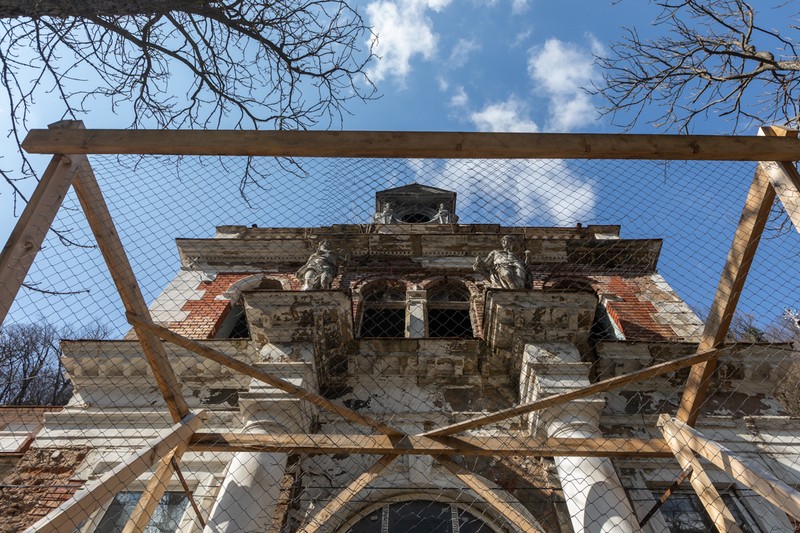 Bucăți de tencuială și ornamente au tot căzut de pe zidurile exterioare ale clădirii