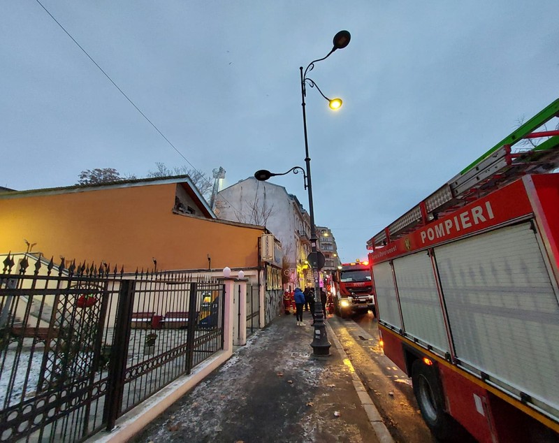 Incendiu în centrul Bucureștiului. Acoperișul unui hotel a fost cuprins de flăcări. Clădirea nu avea autorizație la incendiu, spune ISU