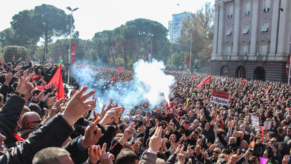 Protest în Albania, oprit cu gaze lacrimogene
