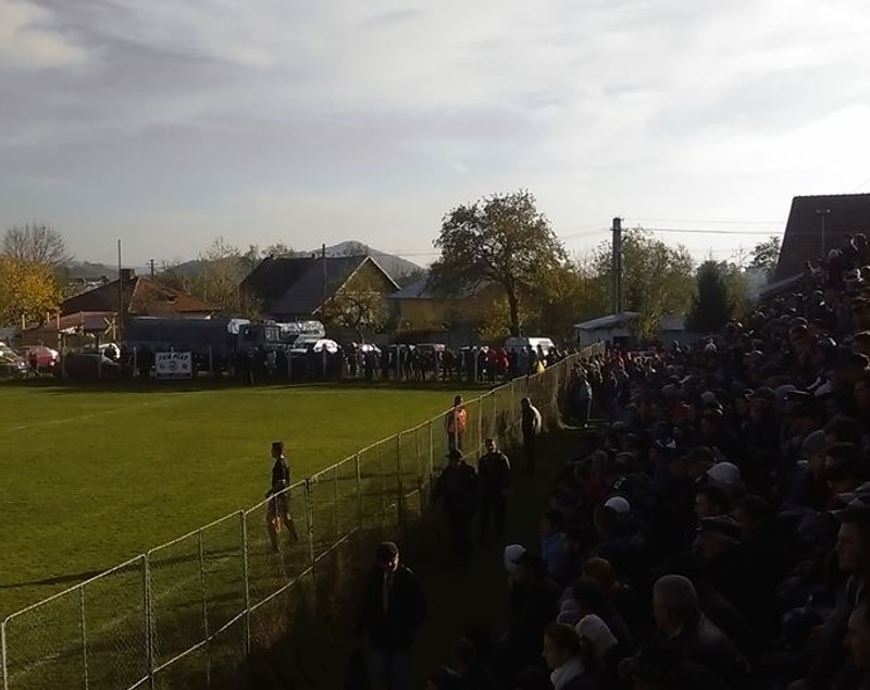 ”Lupii” și-au luat Avântul. A fost bătaie la Măneciu. Cristi Vlad, oficial al Petrolului, și-a ”furat-o” la înghesuială! Farul, Ceahlăul și ”U” defilează și ele / FOTO&VIDEO