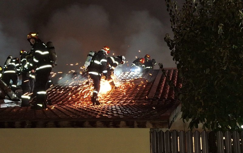 Incendiu în sectorul 5 din București. Patru case au fost cuprinse de flăcări, două persoane au suferit atac de panică