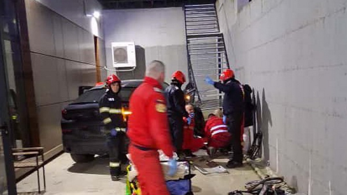 Mai mulți salvatori intervin în urma unui accident petrecut în curtea unui centru medical din Bihor, noiembrie 2025