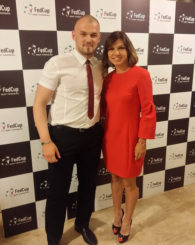 Simona Halep este păzită de un bodyguard la Cluj-Napoca. Cine este uriașul / GALERIE FOTO