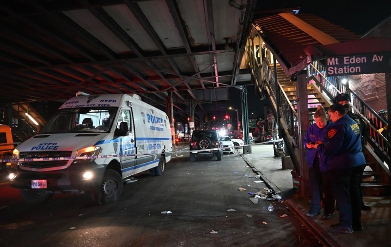 Un mort și cinci răniți în urma unor împușcături la metroul din New York. Principalul suspect, căutat de polițiști