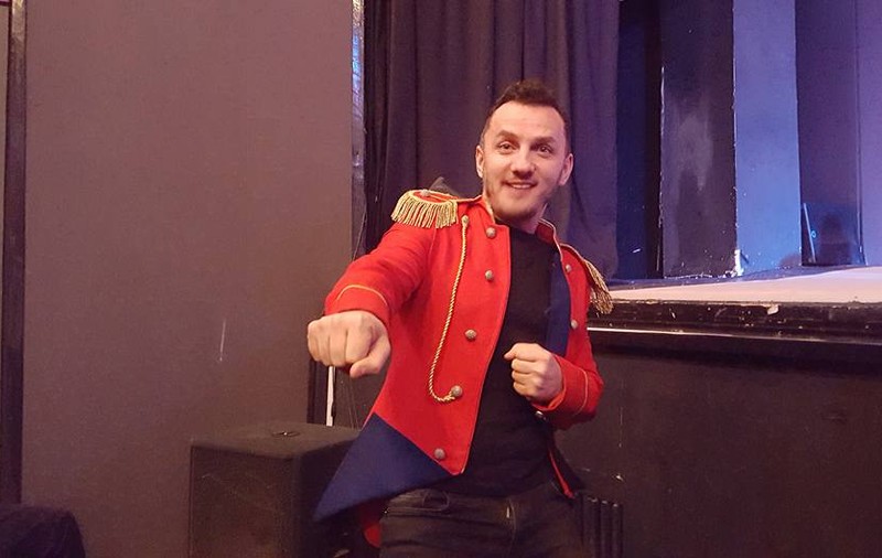 Mihai Trăistariu s-a dat în spectacol pe scena unui teatru din Constanţa | Le-a furat recuzita actorilor