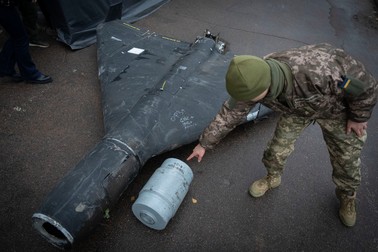 Un ofițer ucrainean arată încărcătura termobarică a unei drone Shahed doborâte, lansată de Rusia - 14 noiembrie 2024. Foto profimedia