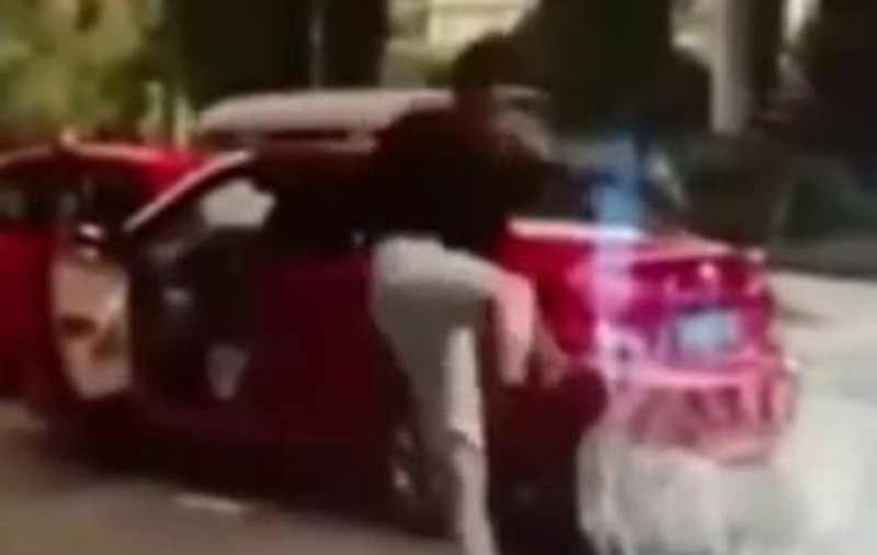 Imagini greu de privit! Un bărbat snopeşte în bătaie o şoferiţă care i-a tăiat calea VIDEO