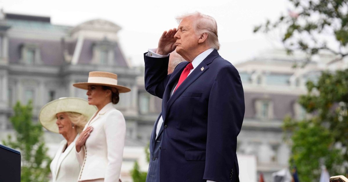 Donald Trump salută în timpul intonării imnului SUA la Casa Albă, Washington DC, SUA, 28 martie 2026
