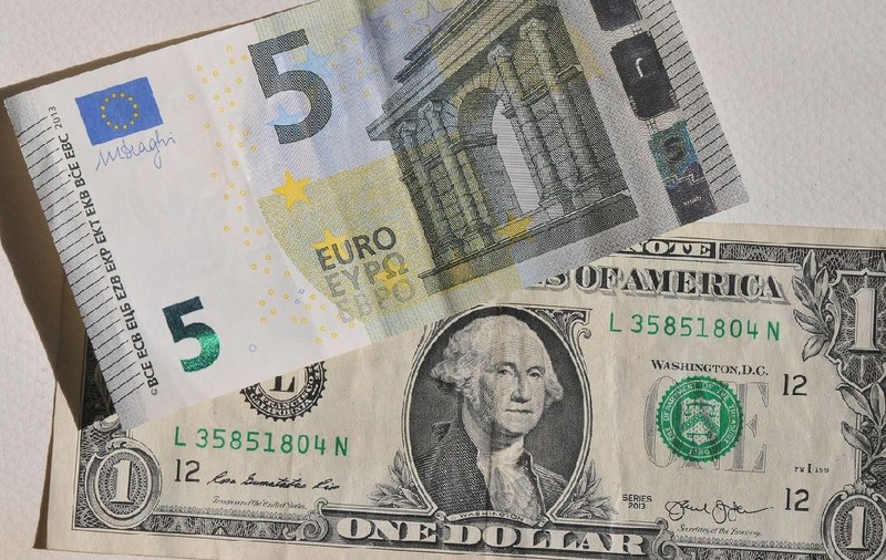 Motivul pentru care Ucraina ar putea înlocui dolarul cu euro, ca monedă de referință: „ O volatilitate mai mare pe piețele globale”