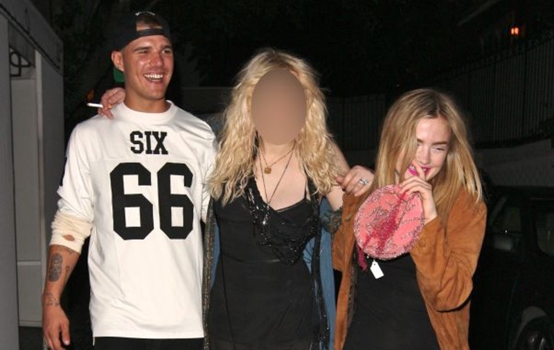 O blondă celebră s-a făcut ZDRENŢE la club! Dusă pe braţe de amici! | FOTO