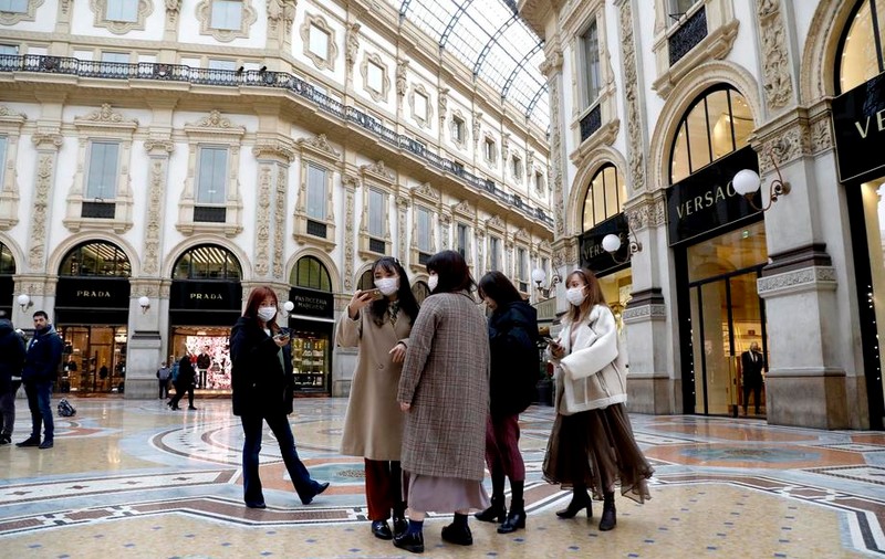 Patru români riscă închisoarea în Italia pentru că nu au respectat zona de carantină