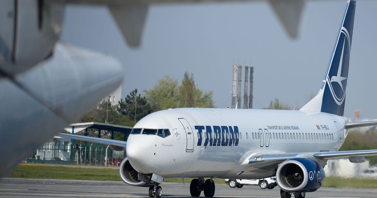 Avion al companiei TAROM pregătit de decolare