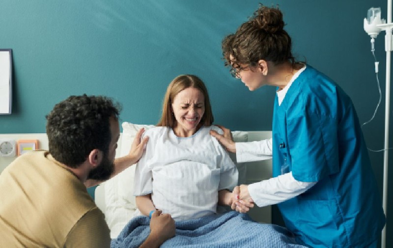Mărturisirea unui medic după 26 de ani în sala de nașteri: „A venit în gardă o studentă. Nu știa că e gravidă. I-am spus că în 30 de minute va deveni mamă”