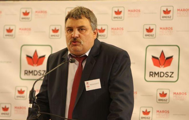 Directorul de cabinet al unui secretar de stat este acuzat de furtul unui acumulator portabil dintr-un supermarket.  Ce explicații a dat
