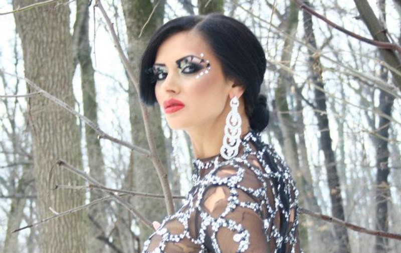 După ce a pozat goală, Raluca Dumitru NU MAI SCAPĂ de PROPUNERILE fostului manager al Monicăi Gabor!