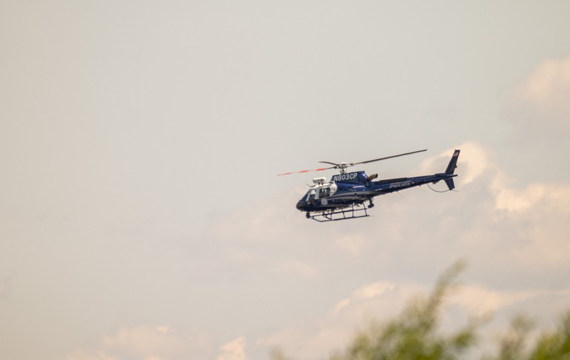 Doi români care n-au furat nimic au fost urmăriți de un elicopter, drone și câini polițiști, până au fost prinși: „Vrăbii împușcate cu tunuri”