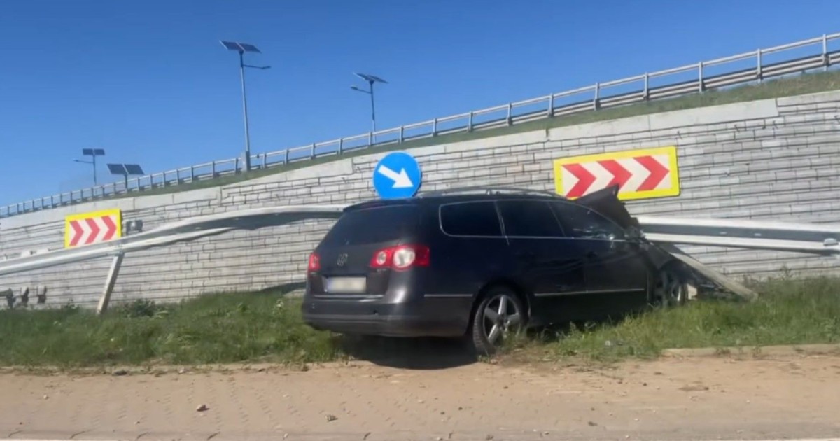 Imaginea surprinde urmările unui accident rutier în care un autoturism a părăsit carosabilul și s-a oprit pe spațiul verde, după ce a izbit violent parapetele din fața unui zid de sprijin.