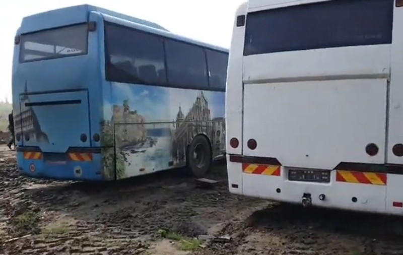 VIDEO | Șeful Gărzii de Mediu, live pe facebook de pe un câmp unde sunt arse autobuze abandonate. Mesaj pentru autoritățile locale