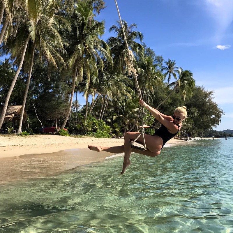 Delia s-a dat în spectacol în Thailanda. "De ce învârți cuțitul?"